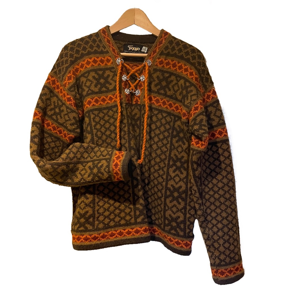 Made in Norway. 100 % wool sweater branded FIGGJO. Medium-Large woman size. Warm